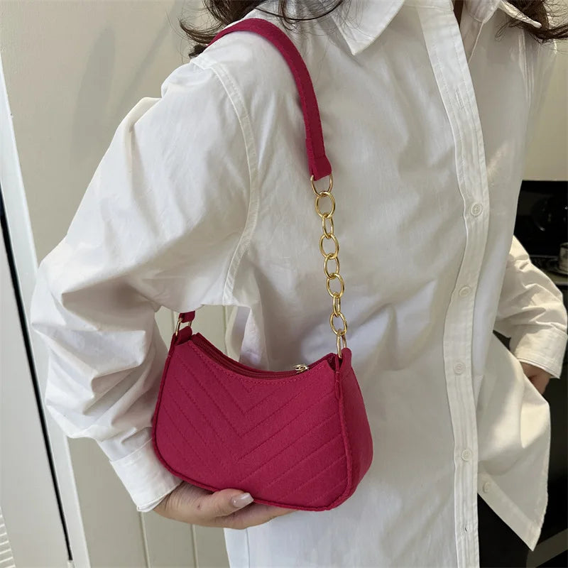 Mini Bolso de Hombro para Mujer – Bolso de Fieltro Elegante con Diseño Sofisticado, Estilo Media Luna y Tipo Silla de Montar – Colección 2025