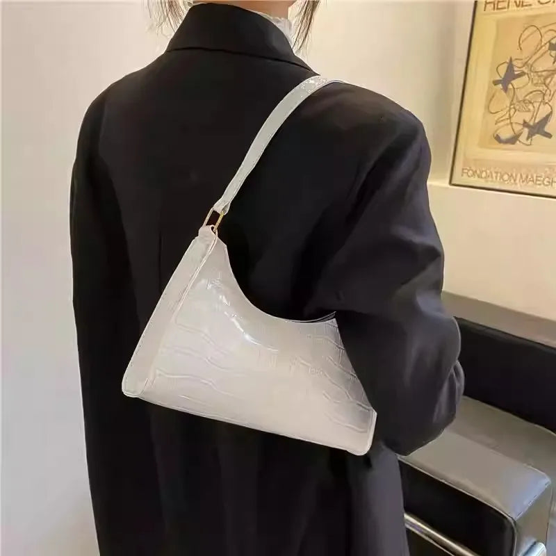 Bolso De Axila Con Estampado De Cocodrilo