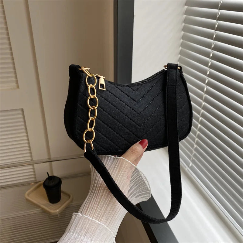 Mini Bolso de Hombro para Mujer – Bolso de Fieltro Elegante con Diseño Sofisticado, Estilo Media Luna y Tipo Silla de Montar – Colección 2025
