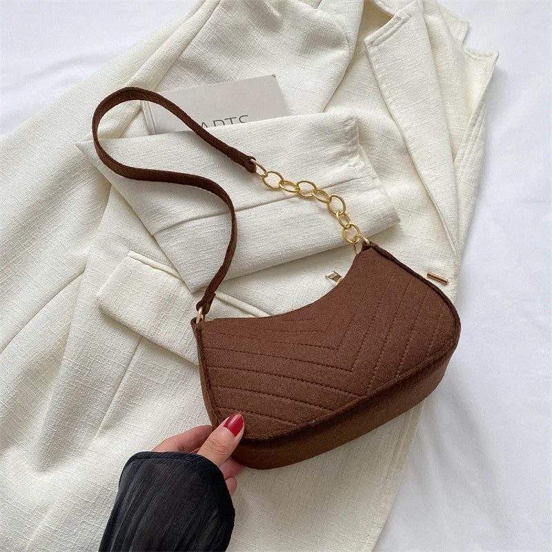 Mini Bolso de Hombro para Mujer – Bolso de Fieltro Elegante con Diseño Sofisticado, Estilo Media Luna y Tipo Silla de Montar – Colección 2025