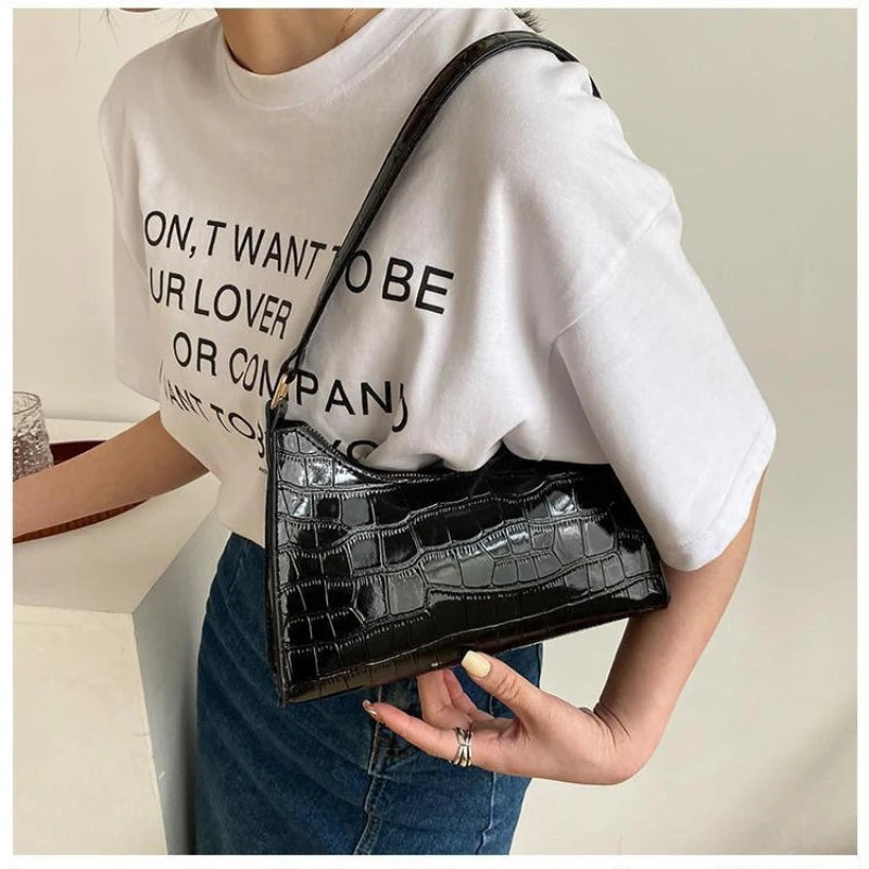 Bolso De Axila Con Estampado De Cocodrilo