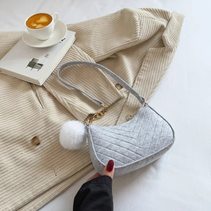 Mini Bolso de Hombro para Mujer – Bolso de Fieltro Elegante con Diseño Sofisticado, Estilo Media Luna y Tipo Silla de Montar – Colección 2025