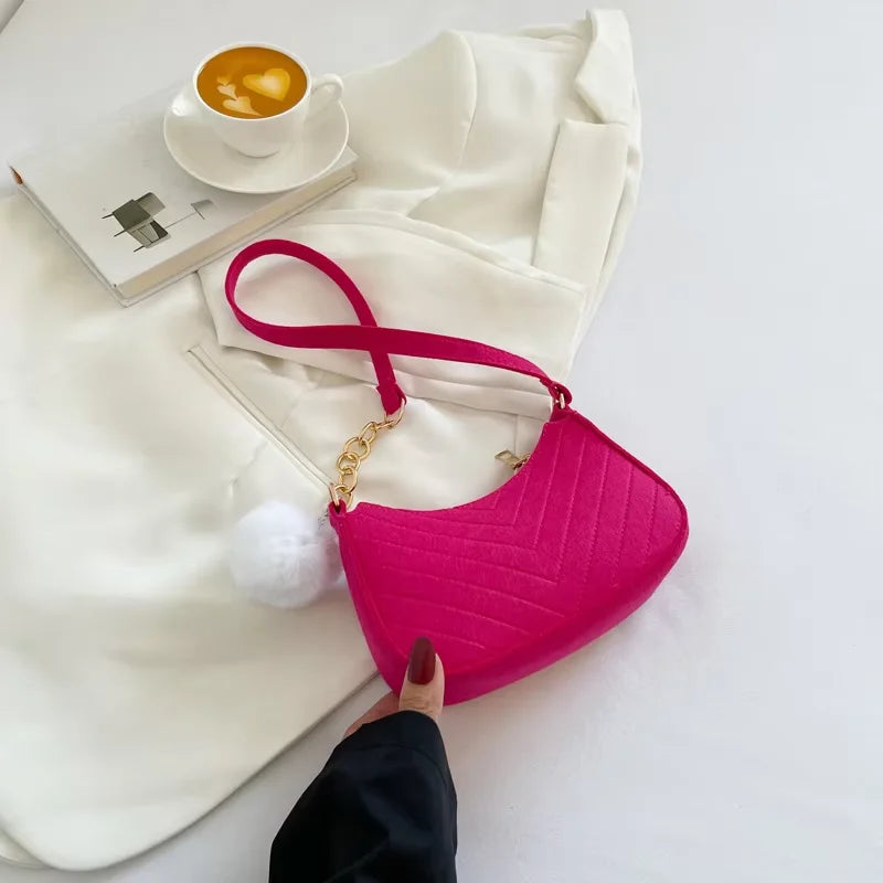 Mini Bolso de Hombro para Mujer – Bolso de Fieltro Elegante con Diseño Sofisticado, Estilo Media Luna y Tipo Silla de Montar – Colección 2025