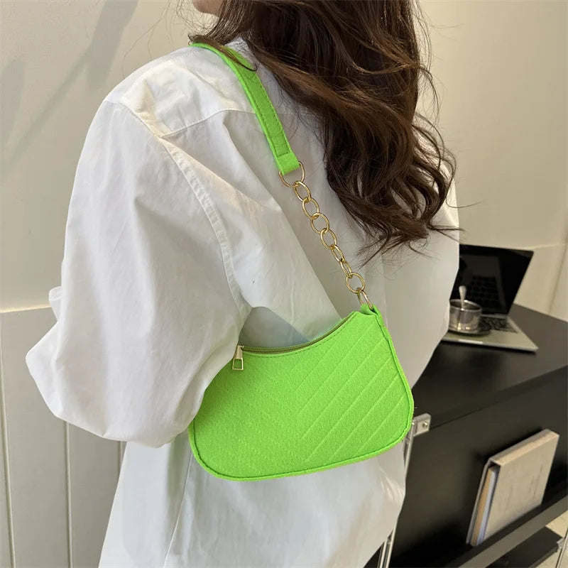 Mini Bolso de Hombro para Mujer – Bolso de Fieltro Elegante con Diseño Sofisticado, Estilo Media Luna y Tipo Silla de Montar – Colección 2025