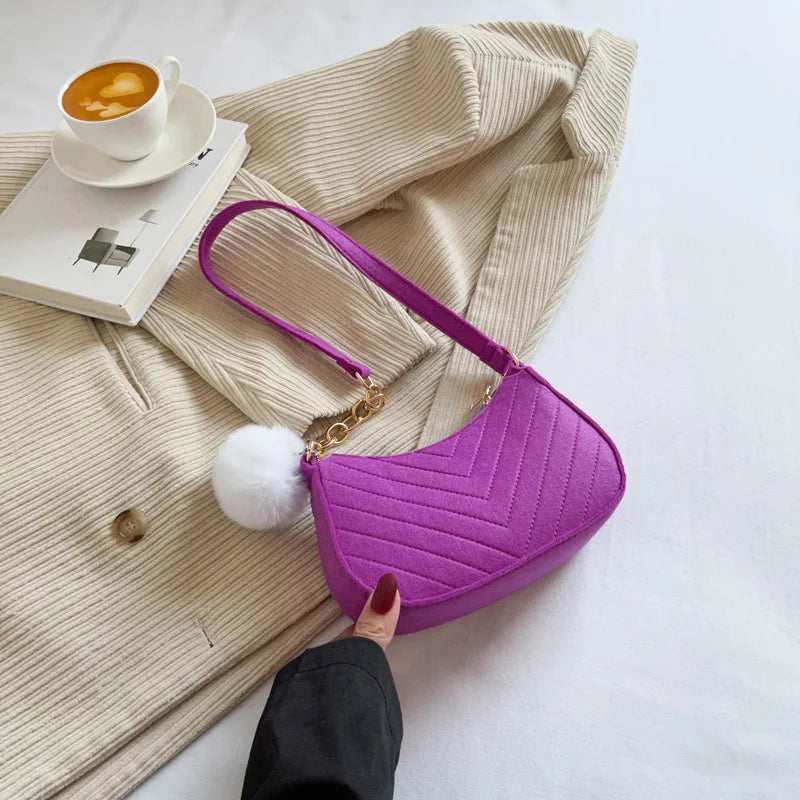 Mini Bolso de Hombro para Mujer – Bolso de Fieltro Elegante con Diseño Sofisticado, Estilo Media Luna y Tipo Silla de Montar – Colección 2025