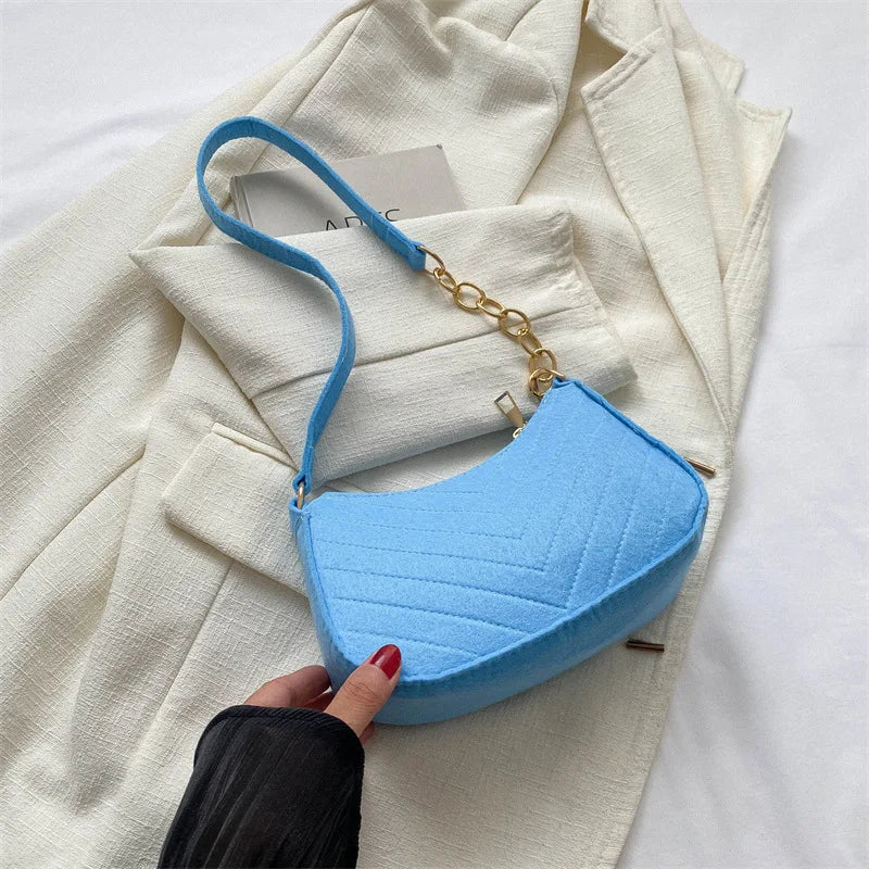 Mini Bolso de Hombro para Mujer – Bolso de Fieltro Elegante con Diseño Sofisticado, Estilo Media Luna y Tipo Silla de Montar – Colección 2025